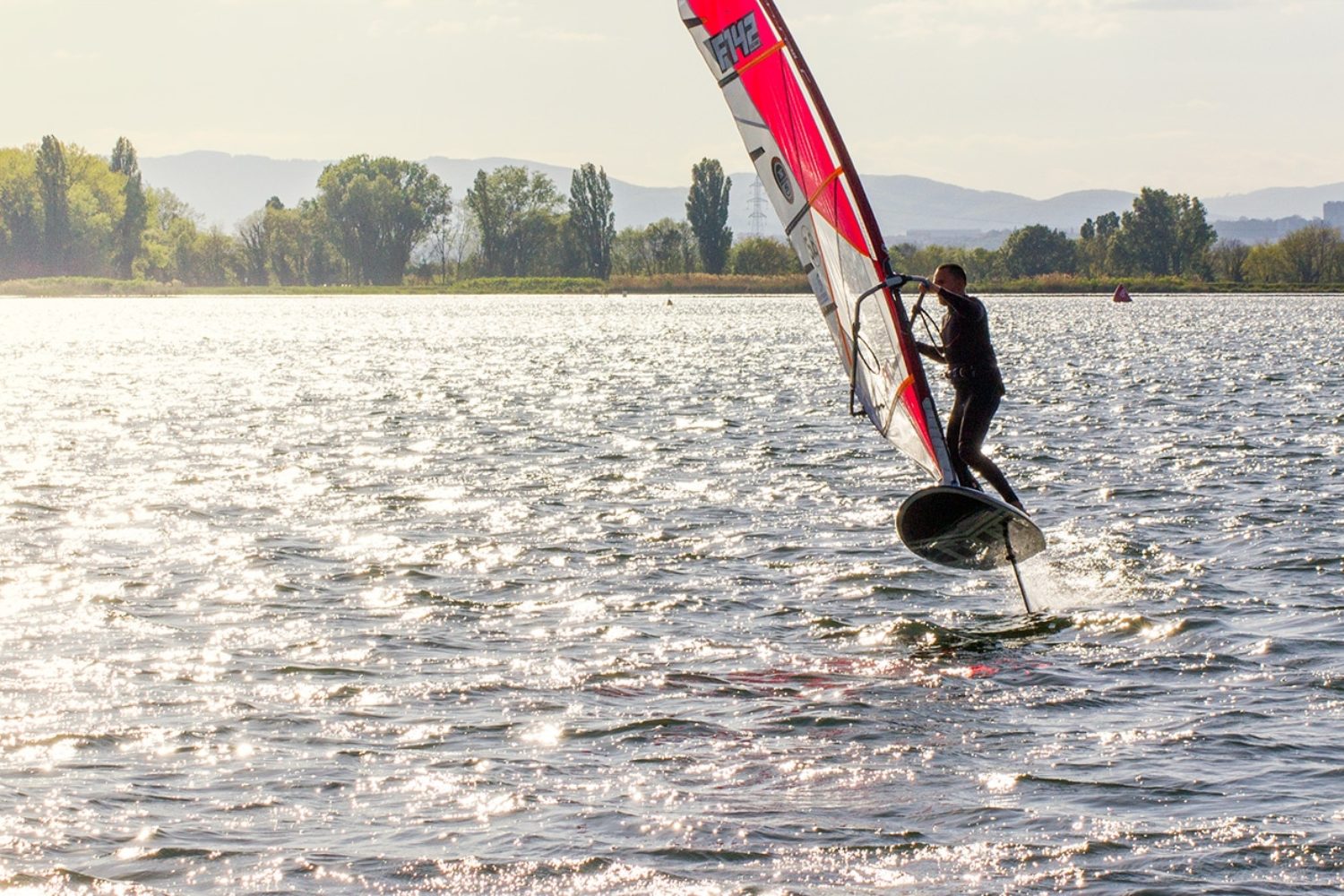 Greg Penne en plein Foiling jibe à Lyon sur le lac du Grand Large