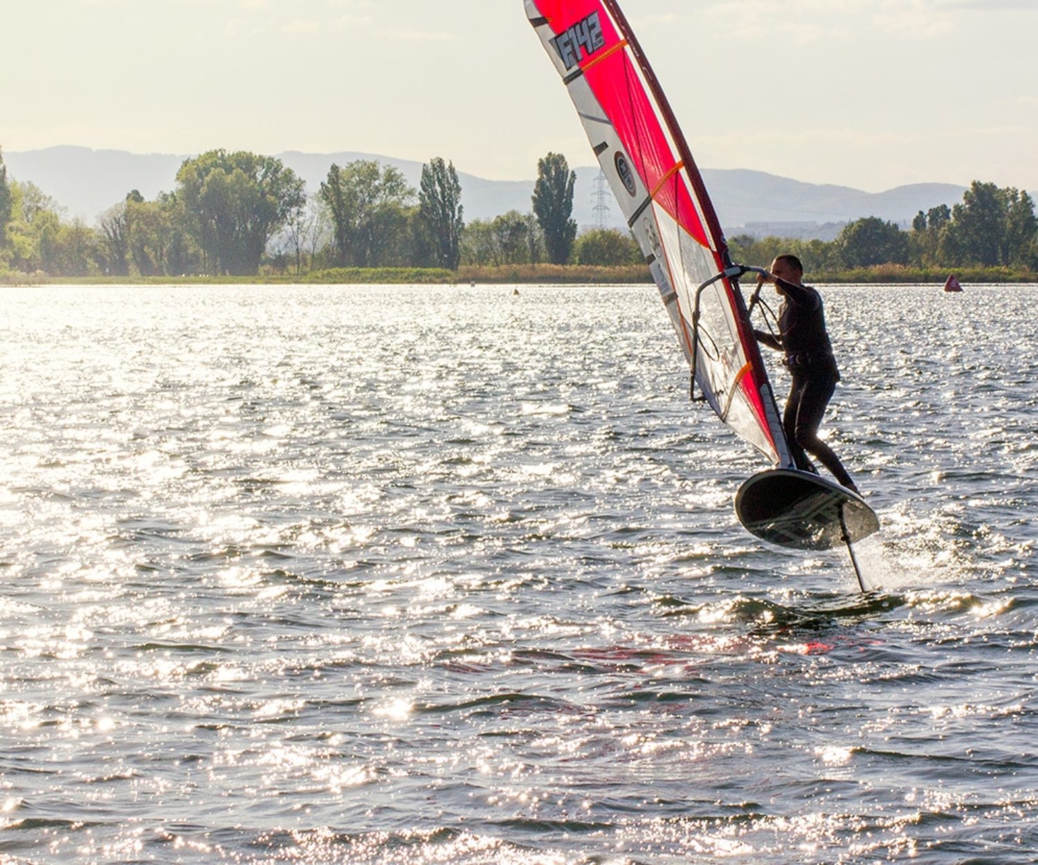 Greg Penne en plein Foiling jibe à Lyon sur le lac du Grand Large